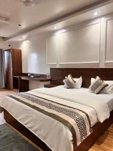 Postel nebo postele na pokoji v ubytování Hotel Ma Parvati Residency