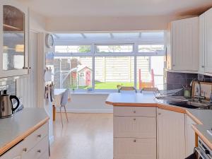 Η κουζίνα ή μικρή κουζίνα στο Cosy Cotswolds House