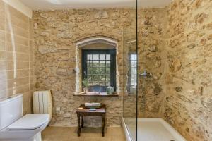 Un baño con ducha, inodoro y lavabo. en Mas Coquells Rural, en Vilanant