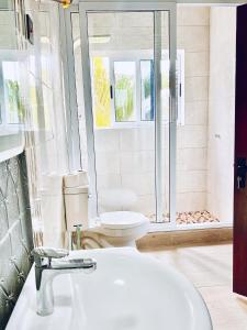 Bagno di Coconut Pointe Villa & Beach Resort