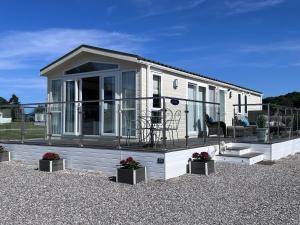 泰恩Drift Lodge的一栋带大门廊和阳台的小房子。