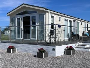 a screened in porch on a mobile home at Drift Lodge in Tain