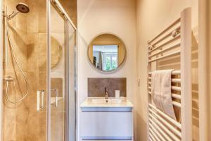 Koupelna v ubytování Le Dock Lodge - Studio - proche quai de Saone