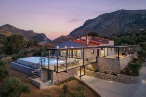 una vista aérea de una casa con piscina en Kourtaliotis Villa Crete, en Koxaré