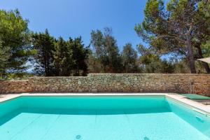 レウカにあるVilla La Tortora by BarbarHouseの石垣前のスイミングプール +2枚の写真