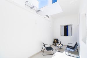 Una habitación con sillas y una mesa. en Nettuno80 2 by Casa di Marco AP38, en Lido Conchiglia