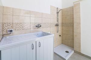 un baño con bañera y ducha en Nettuno80 2 by Casa di Marco AP38, en Lido Conchiglia 21 fotos más