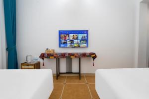 TV a/nebo společenská místnost v ubytování Mangshi Dianshan Xiyuan Homestay
