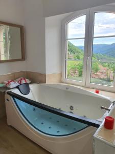 Nespecifikovaný výhled na hory nebo výhled na hory při pohledu z venkovského domu