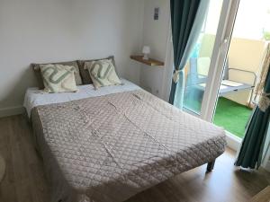 瓦洛里Studio cosy proche des plages de Golfe Juan的一间带大床的卧室，带窗户