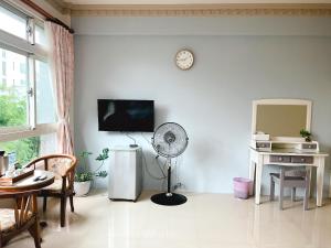 TV a/nebo společenská místnost v ubytování 花蓮統一的家民宿The home place