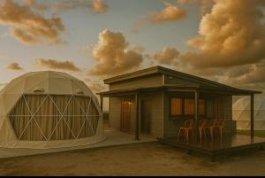 今归仁村glamping base YOLO的圆顶和带椅子的房子效果图