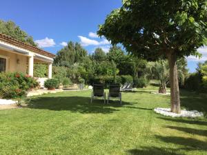 A garden outside Les 7 Roses d'Aix