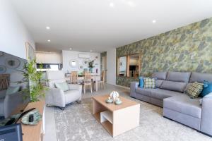 una sala de estar con un sofá y una mesa en T3 Mar de Prata, en Nazaré