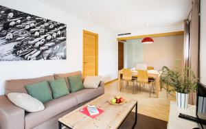 una sala de estar con un sofá y una mesa en Durlet Rambla Mar Apartments, en Barcelona