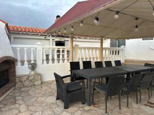 Balkón nebo terasa v ubytování Villa Victoria With Heated Pool