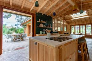Kuchyň nebo kuchyňský kout v ubytování Magnifique maison à 20 m de la mer vue bassin