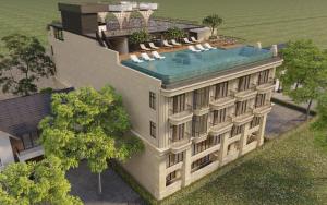 vista sul tetto di un edificio con piscina di La An Tam Coc Hotel & Rooftop Bar a Vũ Lâm