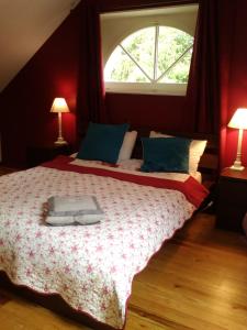 1 dormitorio con 1 cama grande y ventana en Château de la Caloterie en Montreuil-sur-Mer