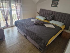 Ein Bett oder Betten in einem Zimmer der Unterkunft Apartments Marina