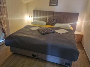 Ein Bett oder Betten in einem Zimmer der Unterkunft Apartments Marina