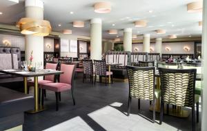 Un restaurante o sitio para comer en Stadthotel am Römerturm