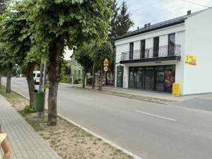 an empty street in a town with a building at Apartamenty Sokół in Drohiczyn