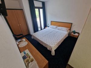 una piccola camera da letto con un letto e una cassettiera di Rooms by Robi Novigrad a Novigrad (Cittanova)