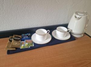 un vassoio con 2 tazze e una macchinetta del caffè di Rooms by Robi Novigrad a Novigrad (Cittanova)