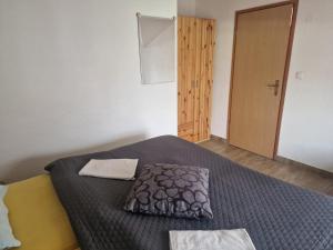 Ein Bett oder Betten in einem Zimmer der Unterkunft Apartments Marina