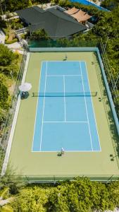 Tenis a/nebo squash v ubytování Joy Island Maldives All Inclusive Resort nebo okolí