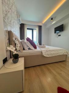 a bedroom with a large bed in a room at AmyMamaia marina blue in Mamaia