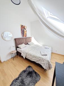 Lovely Rooms in Märzstraße Area MZ49 في فيينا: غرفة نوم بها سرير ونافذة كبيرة