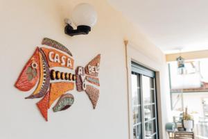 Una decoración de pared de una pizza en una pared. en Casa da Avó Bela, en Buarcos