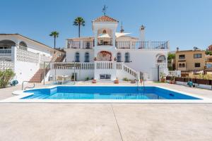 Una casa grande con piscina delante de ella. en VB Villa Coto 7BR w Pool & Views, en Santa Fe de los Boliches
