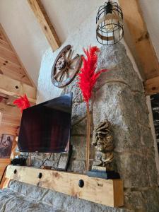 Una televisión o centro de entretenimiento en Chalet Wood Magic 3 fotos más