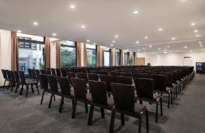 una habitación con filas de sillas en un edificio en Stadthotel am Römerturm, en Colonia