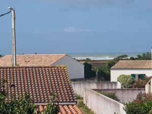 奥雷龙圣但尼Finn Lodge的房屋屋顶和海洋的景色