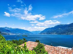Una vista de un gran cuerpo de agua con montañas. en Holiday Home Stellina del Sole by Interhome, en Brissago
