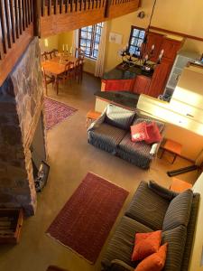 - une vue de tête sur un salon doté d'une cheminée dans l'établissement Waterberg Cottages, Private Game Reserve, à Vaalwater