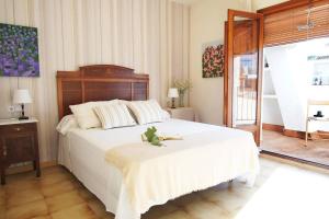 ベニッサにあるCasa Tosca en Benissa puebloの大きな白いベッドと窓のある寝室