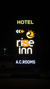 a sign for a hotel res inn in the dark at Hotel riseinn in Jāmb