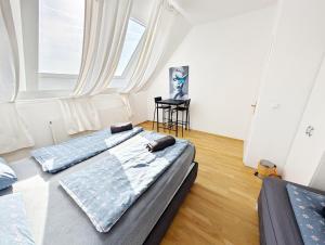 Lovely Rooms in Märzstraße Area MZ49 في فيينا: سريرين في غرفة بها نافذة