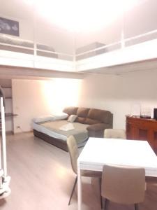 Un dormitorio con una cama y una mesa y sillas. en Porta RomanaBocconi LeCase&Vacanze Ambrosiane, en Milán