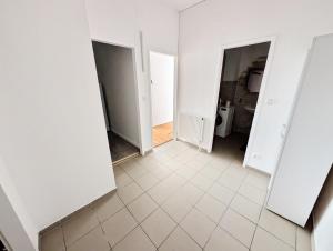Lovely Rooms in Märzstraße Area MZ49 في فيينا: غرفة فارغة بجدران بيضاء وأرضية من البلاط الأبيض +26 صورة