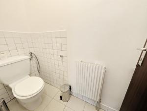 Lovely Rooms in Märzstraße Area MZ49 في فيينا: حمام ابيض مع مرحاض وراديتور