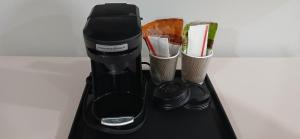 Set per la preparazione di tè e caffè presso Red Roof Inn & Suites Euless - DFW Airport Southwest
