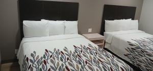 Letto o letti in una camera di Red Roof Inn & Suites Euless - DFW Airport Southwest