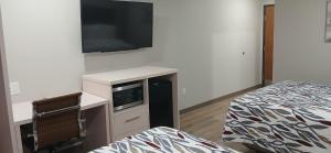 Letto o letti in una camera di Red Roof Inn & Suites Euless - DFW Airport Southwest
