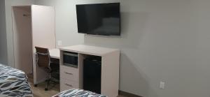 TV o dispositivi per l'intrattenimento presso Red Roof Inn & Suites Euless - DFW Airport Southwest